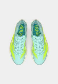 Svijetloplave tenisice za trčanje s neonski žutim naglascima, elegantnog dizajna, ravnim vezicama i obloženom potplatom. "ADIZERO" branding na ulošcima.