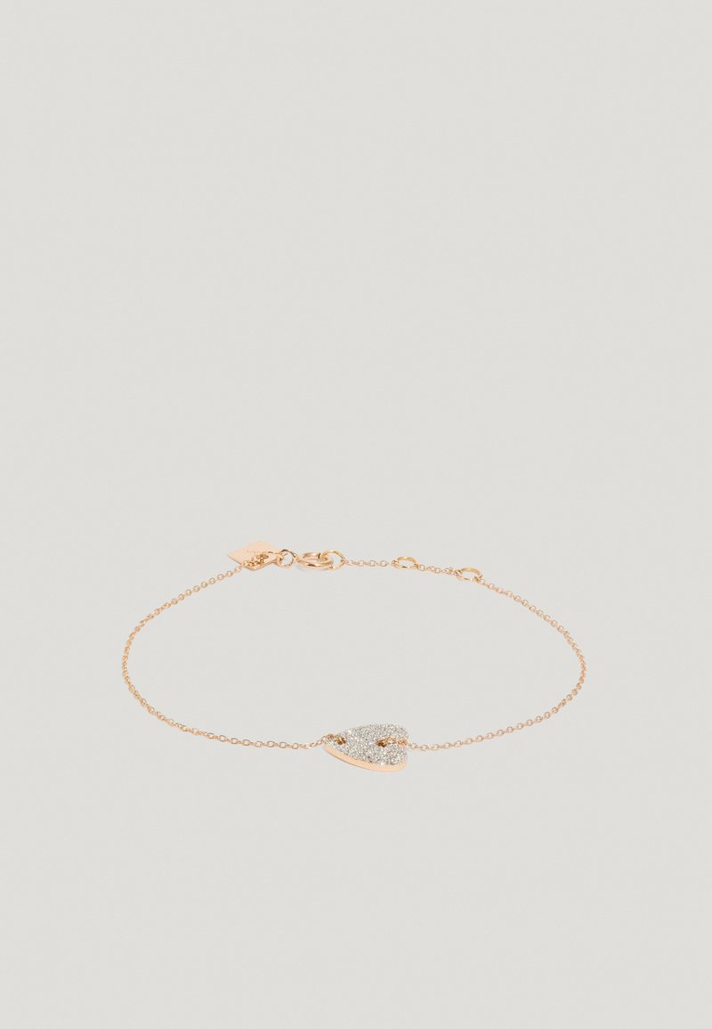 Arany árnyalatú karkötő finom lánccal, szív alakú medállal, amelyet apró csillogó kövek díszítenek. Rákos csat.