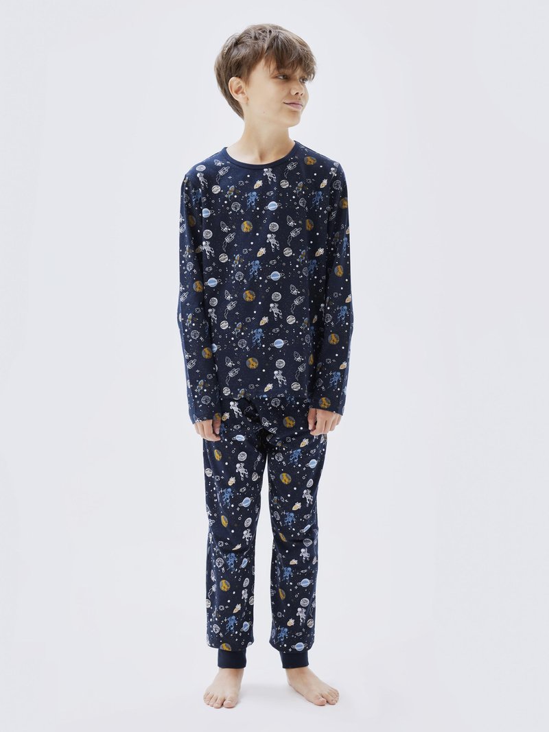 Navyblaue Schlafanzug-Set mit langen Ärmeln und Hosen, das ein weltraumthemed Muster mit Planeten und Astronauten in verschiedenen Farben zeigt.