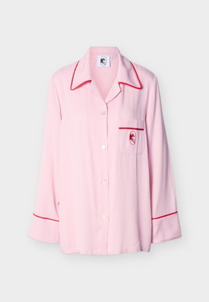 Chemise rose pâle à manches longues avec boutons, ornée d'un liseré rouge sur le col, les poignets et la poche poitrine, cette dernière décorée d'un petit logo brodé représentant un oiseau.
