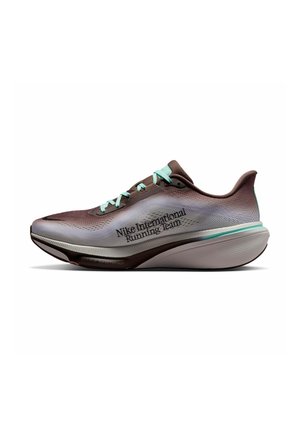 Scarpa da corsa Nike marrone e grigio chiaro con lacci turchesi e testo "Nike International Running Team" sul lato, vista di profilo.