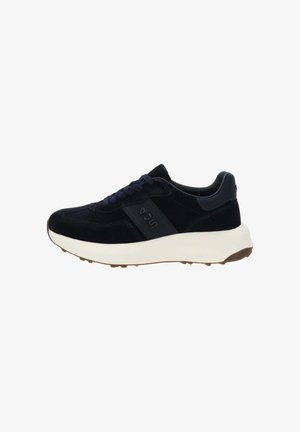 Sneaker in suede nero con suola bianca spessa, lacci frontali e logo discreto sul lato, mostrato in profilo laterale su uno sfondo bianco.