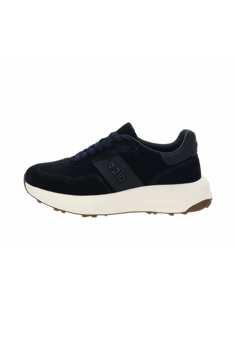Sneaker in suede nero con suola bianca spessa, lacci frontali e logo discreto sul lato, mostrato in profilo laterale su uno sfondo bianco.
