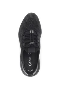 Schwarze gestrickte Sneaker mit elastischen Schnürsenkeln, silbernen Schnürsenkelspitzen und "Gabor"-Markierung auf der gepolsterten Innensohle, von oben betrachtet.
