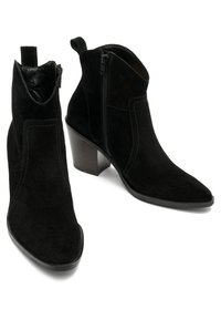 Bottines en daim noir avec un bout pointu et un talon bloc de 6,5 cm, avec une fermeture éclair inclinée et des détails cousus sur le côté.