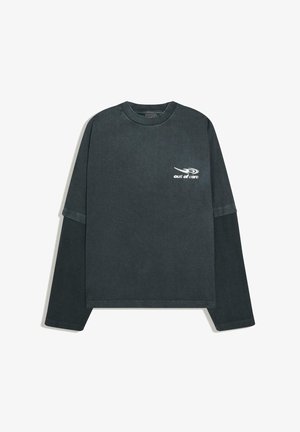 Dunkelgraues, mehrlagiges Langarmshirt mit gerippten inneren Ärmeln und weißem "out of care"-Logo auf der linken Brust.