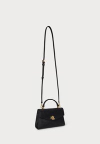 Sac à main noir avec un design structuré, texture embossée, poignée supérieure et une bandoulière ajustable. Détail du logo doré à l'avant.