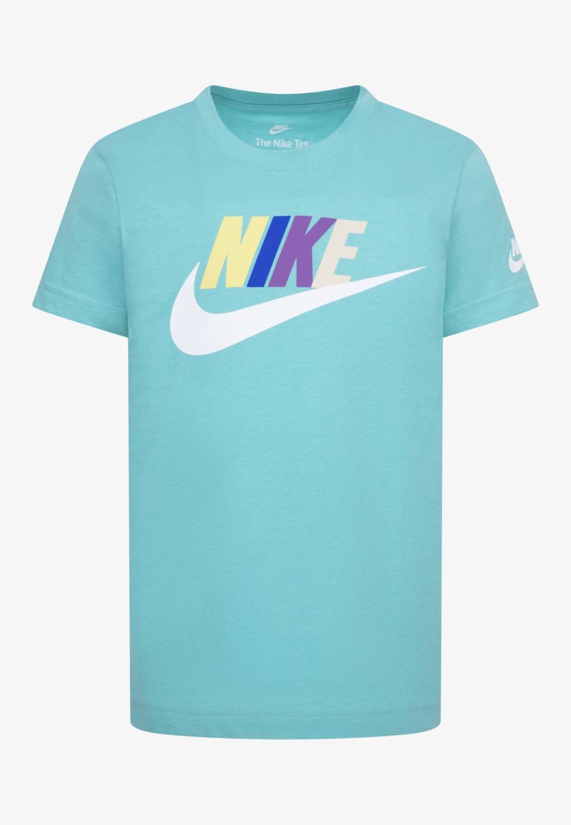 Turkis bomulls t-skjorte med en stor flerfarget "NIKE" logo og hvit swoosh-design over brystet. Korte ermer, rund hals.