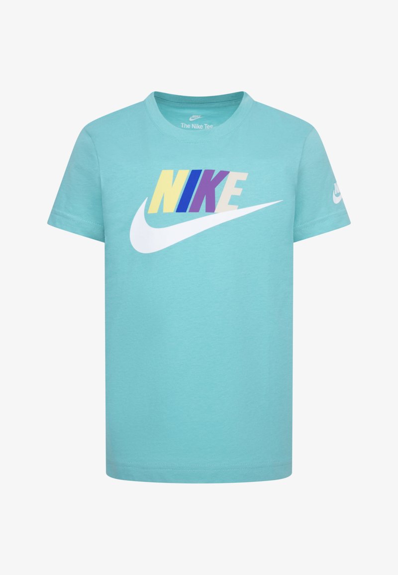 Turkis bomulls t-skjorte med en stor flerfarget "NIKE" logo og hvit swoosh-design over brystet. Korte ermer, rund hals.