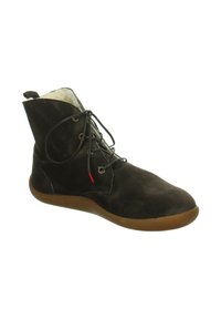 Dunkelbrauner Wildleder-Stiefeletten mit Schnürung, leichtem Futter aus Fell und brauner Gummisohle, schräg präsentiert, um die Außenseite zu zeigen.