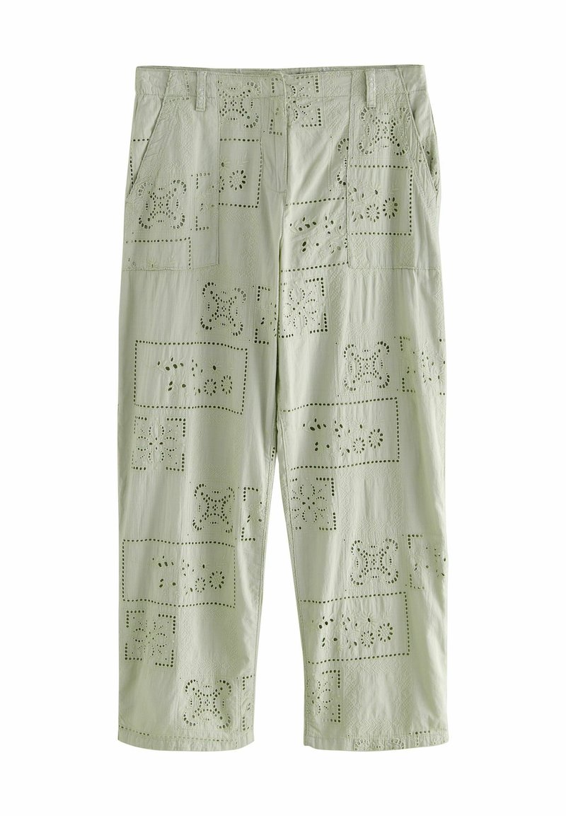 Pantalons courts vert clair avec des motifs en découpes œillet, plusieurs poches, une coupe décontractée et une texture lisse.