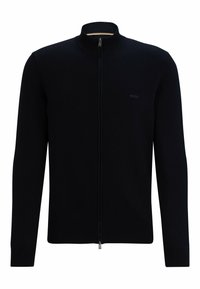 Maglione zip-up nero con colletto alto, realizzato in morbido tessuto a maglia. Presenta polsini e orlo ribattuti, con un logo discreto sul petto.