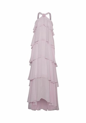 Lång rosa klänning gjord av flödande tyg, med flera lager av volanger, halterneck-design och en cirkulär detalj vid halsringningen.