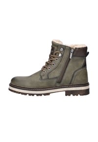 Botas de tobillo de cuero verde con un acabado texturizado, forro de piel de oveja, ojetes de metal, cordones en la parte delantera y cremallera lateral. Suela gruesa y resistente con costuras en contraste.