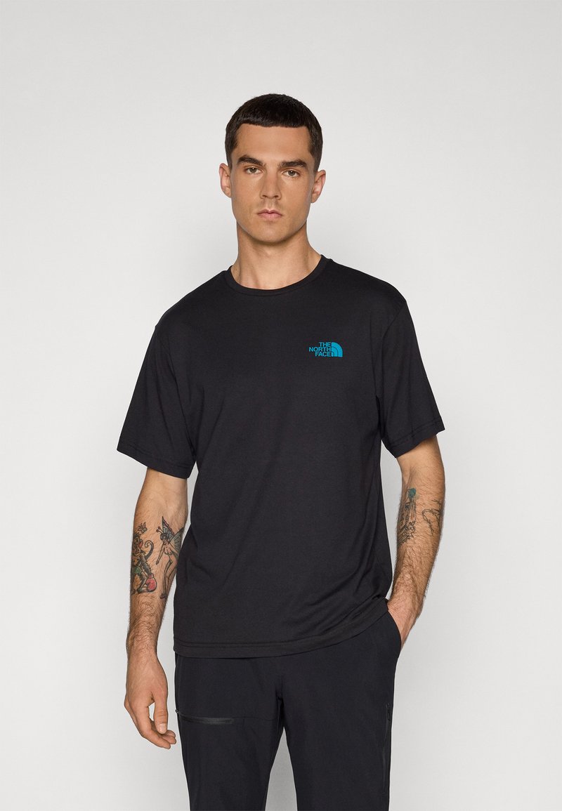 T-shirt noir à manches courtes en mélange de coton, avec un logo bleu sur la poitrine. Design simple avec un col rond et une coupe décontractée.