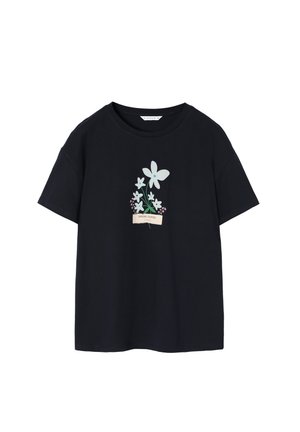 Marineblauwe katoenen t-shirt met korte mouwen. Bevat een bloemenontwerp in lichte kleuren en een banner met de tekst "LENTE BLOEMEN."
