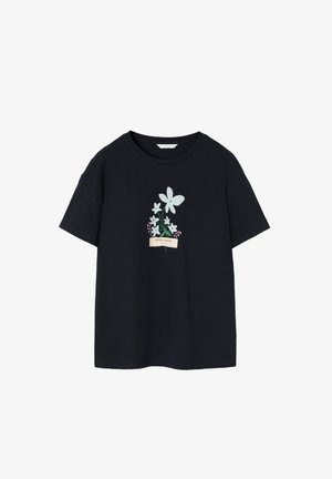 Tamsiai mėlynas medvilninis marškinėliai su trumpomis rankovėmis. Puikuojasi lengvų spalvų gėlių raštu ir juostele, ant kurios parašyta "PAVASARIO GĖLĖS."