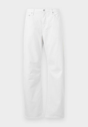 Άσπρο τζιν παντελόνι με ίσια γραμμή, πέντε τσέπες και κούμπωμα στη μέση με κουμπί, τοποθετημένο σε απλό φωτεινό φόντο.