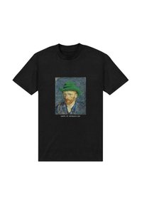 Černé tričko s Van Goghovo autoportrétem s zelenou čepicí a textem "Šťastný den svatého Patrika" pod uměleckým dílem.