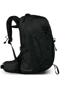 Svart ryggsäck med en texturerad yta, ergonomiska remmar, bungee-kord dekorationer och en zipficka vid midjan. Har en logotyp på ena sidan.