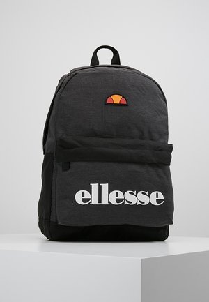 Ciemnoszary i czarny plecak z przednią kieszenią, paskami na ramiona, logo Ellesse w białej czcionce oraz półokrągłym emblematem nad kieszenią na jednolitym tle.