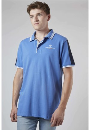 Polo bleu avec un col, des accents rayés et un logo sur la poitrine. Présente des manches courtes et une coupe décontractée.