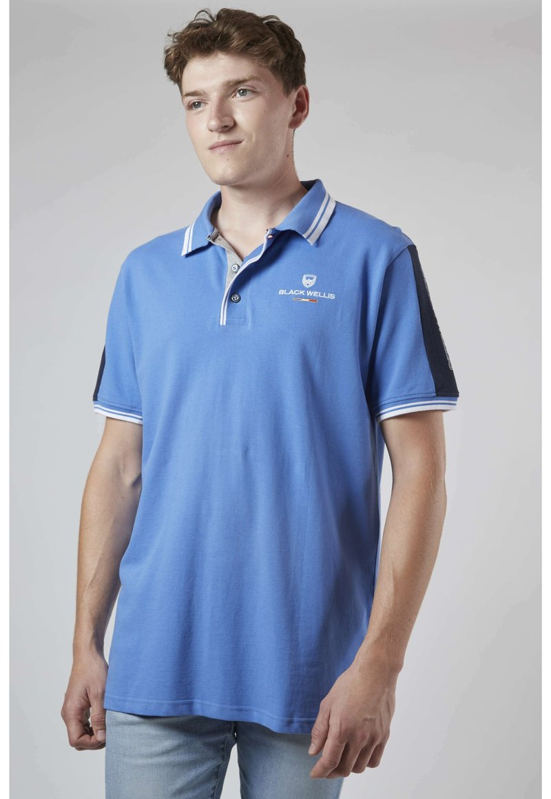 Polo bleu avec un col, des accents rayés et un logo sur la poitrine. Présente des manches courtes et une coupe décontractée.