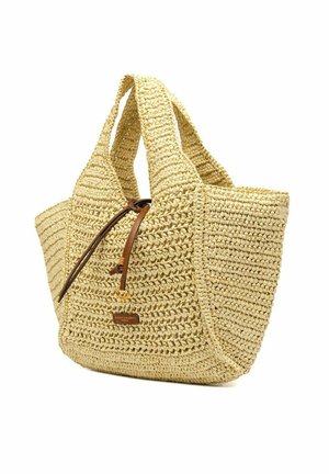 Sac fourre-tout en paille tissée avec larges anses et fermeture par cordon en cuir, avec une petite étiquette de marque rectangulaire à l'avant.