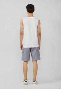 Weißes ärmelloses Shirt und graue Cargo-Shorts mit zwei Seitentaschen, stehendes Schuhwerk mit dunklen Akzenten, von hinten betrachtet.