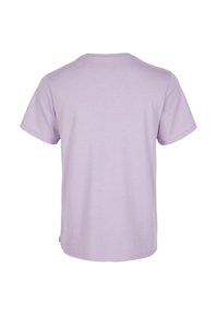Tričká s krátkym rukávom v svetlých levandulových farbách. Vyrobené z bavlny, majú okrúhly výstrih a rovný lem. Minimalistický dizajn, jednoliata farba.