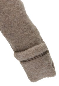 Filz-Wollhülle in Hellbraun, mit einem gefalteten Bündchen und einer genähten Naht. Weiche Textur, die eine leicht flauschige Oberfläche zeigt.