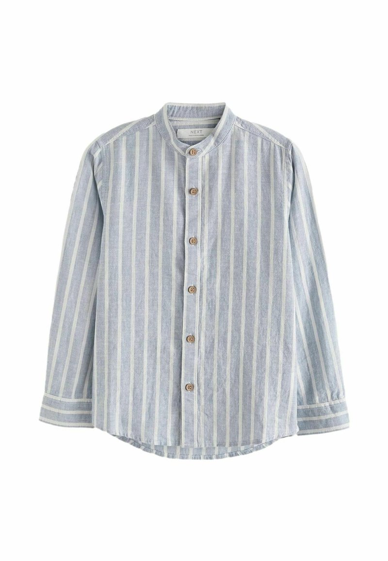 Chemise à rayures verticales bleu clair et blanc, manches longues, col mandarin et boutons marron sur le devant.