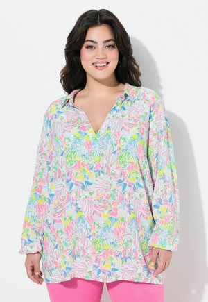 Langharige blouse met kraag van lichte stof met een kleurrijk bloemenpatroon in roze, groen, blauw en gele tinten. Relaxte pasvorm.