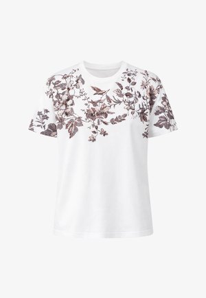 T-shirt blanc à manches courtes avec un motif floral détaillé en marron et rose sur la poitrine, les épaules et les manches.