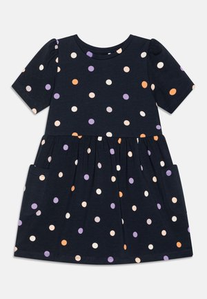 Robe bleu marine à manches courtes avec des pois multicolores en violet, orange et crème, featuring une taille froncée et des poches latérales.