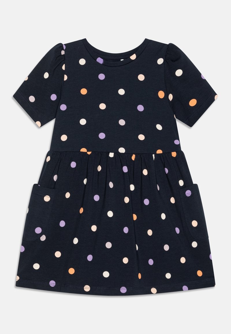 Robe bleu marine à manches courtes avec des pois multicolores en violet, orange et crème, featuring une taille froncée et des poches latérales.