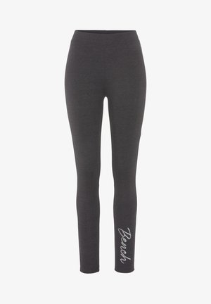 Grijze leggings van rekbaar materiaal met een hoge taille, met een wit "Bench" logo op het onderste deel van het linkerpoot. Glad oppervlak, aansluitend ontwerp.