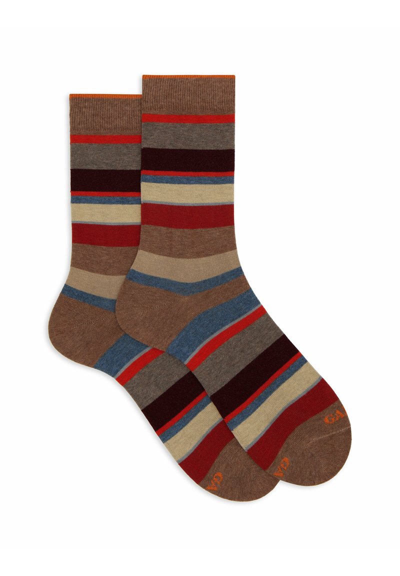 Gestreifte Socken in Braun-, Rot-, Blau- und Cremetönen. Aus weichem Material mit geripptem Bündchen und verstärkter Zehenpartie. Akzente in Orange mit Branding.