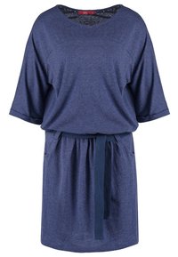 Robe bleue ample à manches courtes avec encolure ronde, taille élastique, poches latérales et ceinture assortie en tissu.