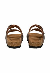 Bruine faux leren sandalen met twee verstelbare banden, een kurken voetbed en een duurzame zwarte rubberen zool met gestructureerde details.