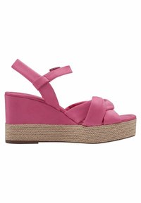 Sandales compensées roses avec une plateforme en jute tissé, dotées d'une tige en tissu nouée et d'une bride réglable à la cheville pour un ajustement sécurisé.