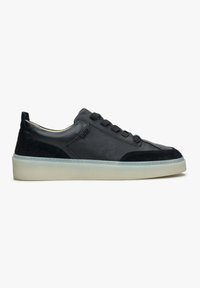 Czarne skórzane sneakersy z zamszowymi akcentami, zaokrąglony nosek, sznurowana konstrukcja i gruba biała podeszwa. Teksturowane detale na cholewce.