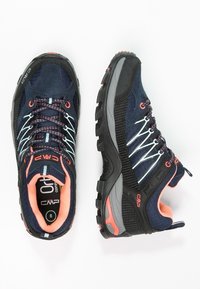 Turkusowo-koralowe buty turystyczne z czarno-szarymi podeszwami, sznurowane, z wyściełanymi kołnierzami, widoczne z góry i z boku.