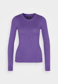 Maglione fitted viola a maniche lunghe con texture a coste e scollo rotondo, esposto su uno sfondo bianco semplice.
