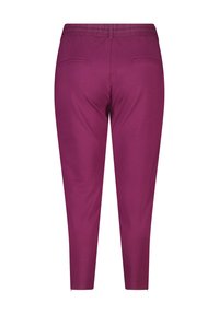 Pantalon stretch bordeaux avec une ceinture élastique, des jambes ajustées et fuselées, et deux poches arrière, présentant une texture lisse et douce.