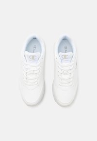 Witte sportieve schoenen van synthetisch materiaal, met een glad oppervlak, ronde neus, vetersluiting en een logo aan de buitenzijde.