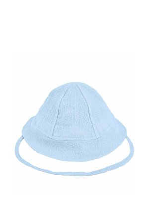 Bonnet de bébé en tricot bleu clair avec une petite visière et une lanière sous le menton pour un maintien sûr.