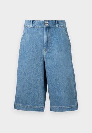 Blå denimshorts med høyt liv og vide ben, to fremre lommer, beltehemper og dobbel knappelukking mot ensfarget bakgrunn.