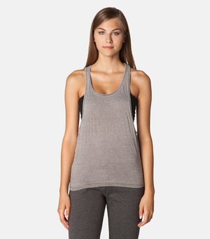 Grå atletisk tanktopp med racerback-design, som har en myk tekstur og løs passform. Laget over en svart sports-bh.