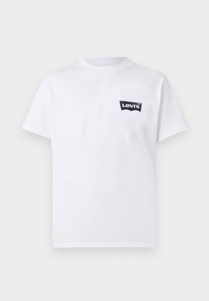 Valge puuvillane T-särk, millel on must Levi'si logo vasakul rinnal. Klassikaline ringkaelusega disain ja lühikesed varrukad.